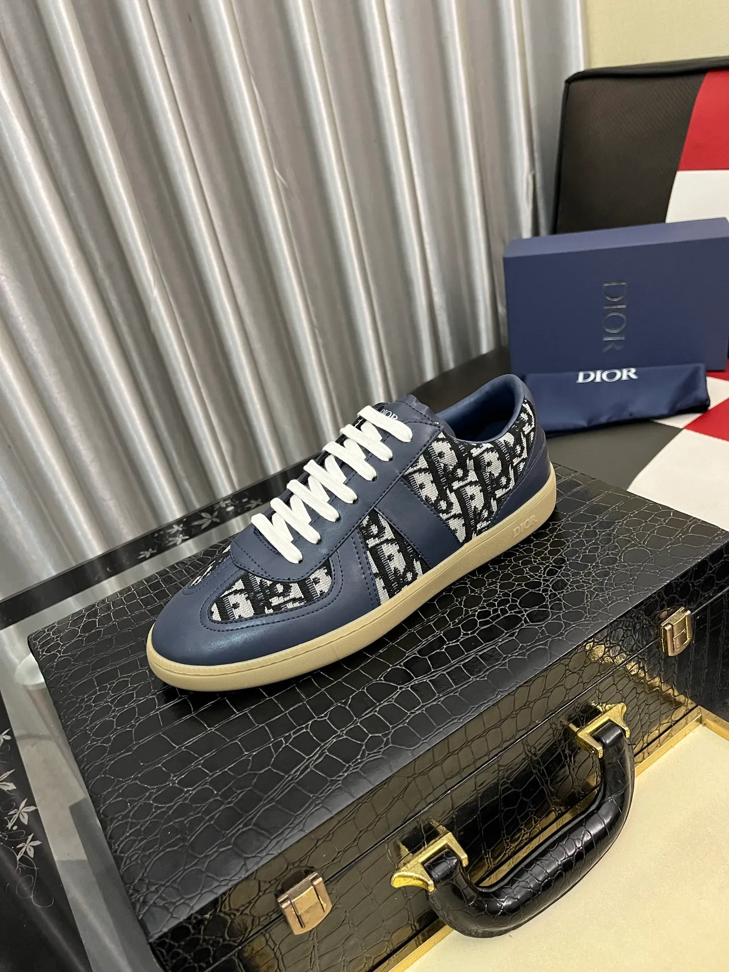 Men's shoes 💰380⌚️⌚️ 【Dior*DIAO】original quality.~ Unique modern style sneakers. 🏃A must-have casual shoe for trendy men😍😍 Original brand imported from Italy, imported original leather, sheep lining (refuses to discolor and grind feet) Sole: Original sole provided by the original factory, French lazy style design ⚠️Fit to the feet, original quality, super comfortable original sole. Code number: 38-445️⃣Colors available